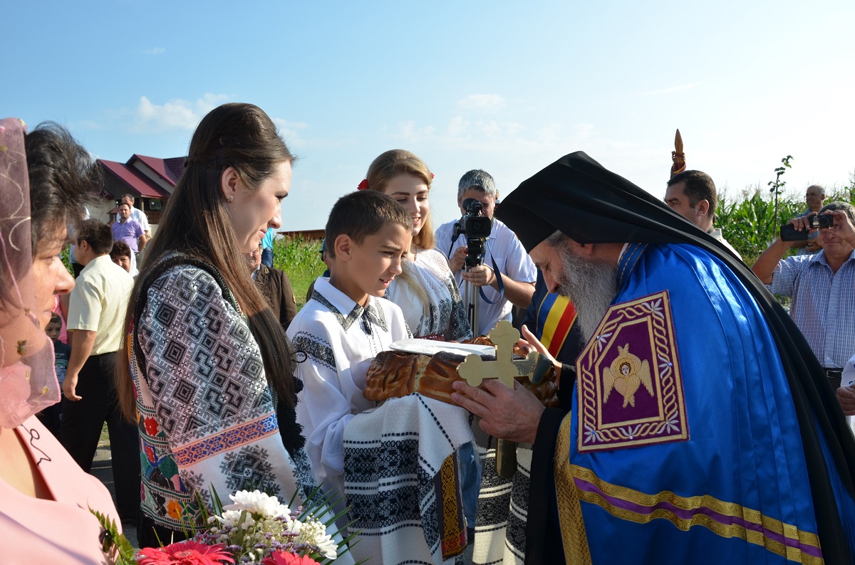 Sfânta Liturghie, slujba de sfinţire şi Taina Botezului, săvârşite de IPS Mitropolit Teofan în Parohia Vâlcica - Tătăruşi