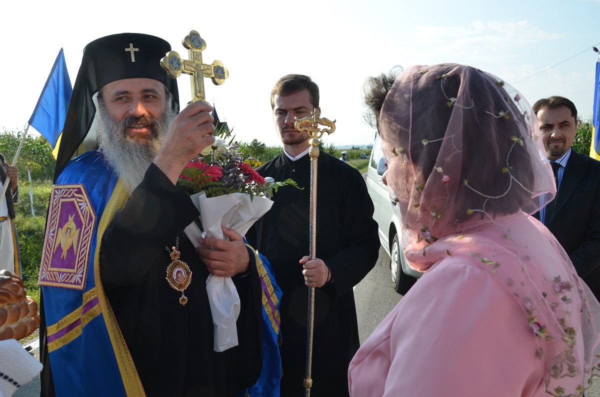 Sfânta Liturghie, slujba de sfinţire şi Taina Botezului, săvârşite de IPS Mitropolit Teofan în Parohia Vâlcica - Tătăruşi