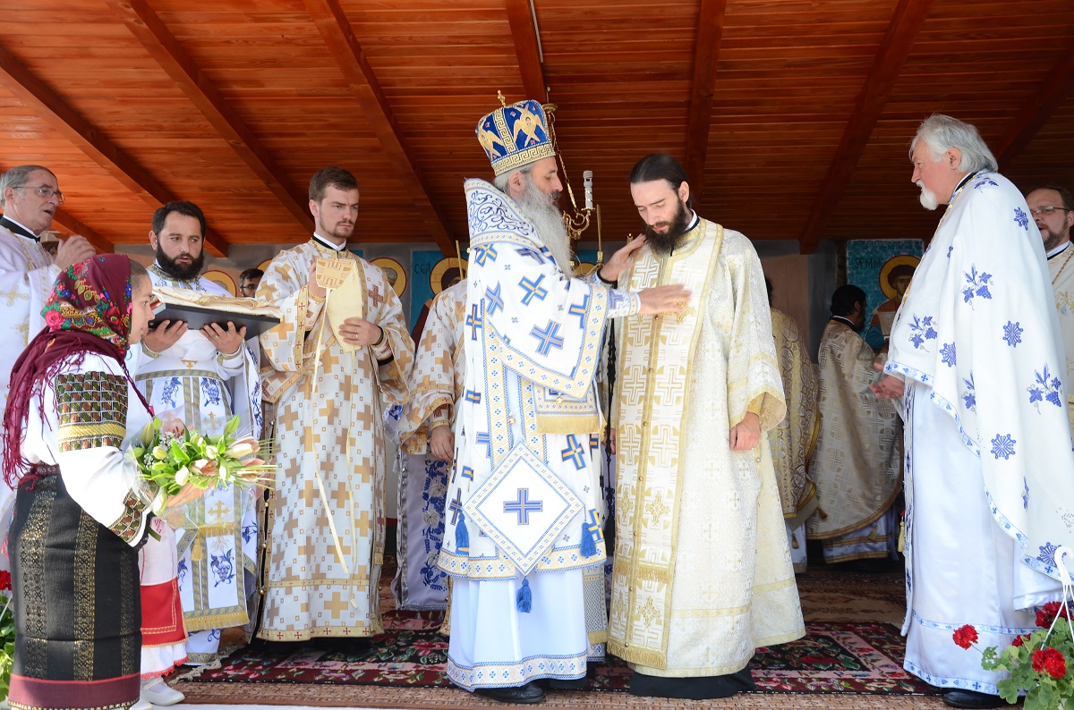 Sfânta Liturghie, slujba de sfinţire şi Taina Botezului, săvârşite de IPS Mitropolit Teofan în Parohia Vâlcica - Tătăruşi