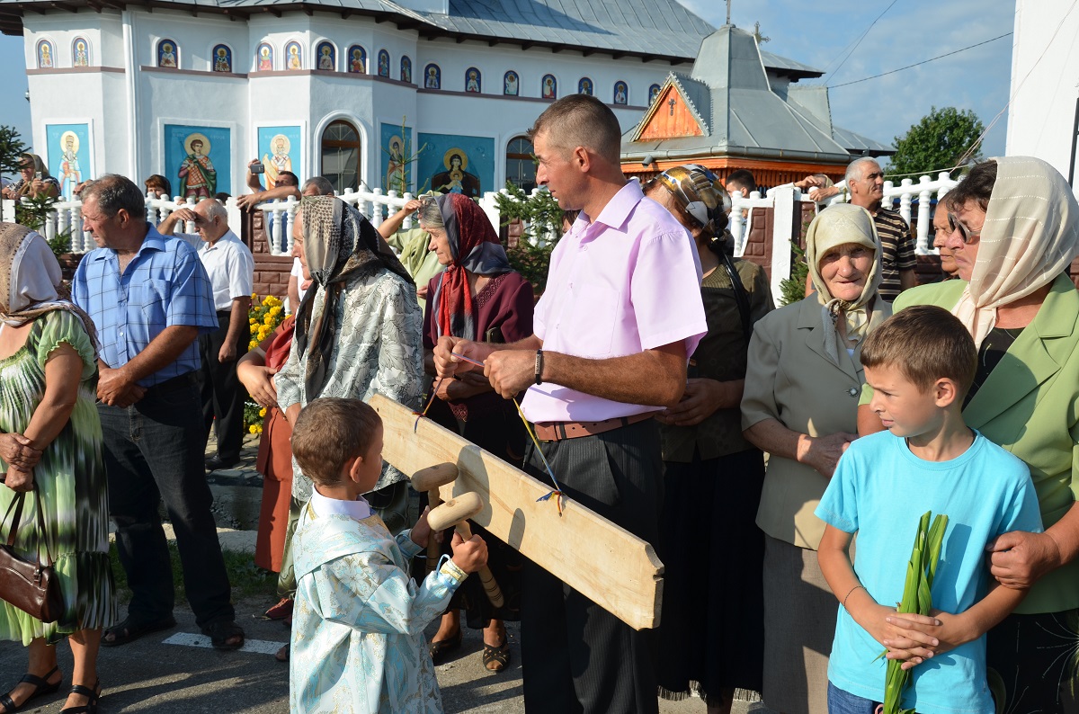 Sfânta Liturghie, slujba de sfinţire şi Taina Botezului, săvârşite de IPS Mitropolit Teofan în Parohia Vâlcica - Tătăruşi