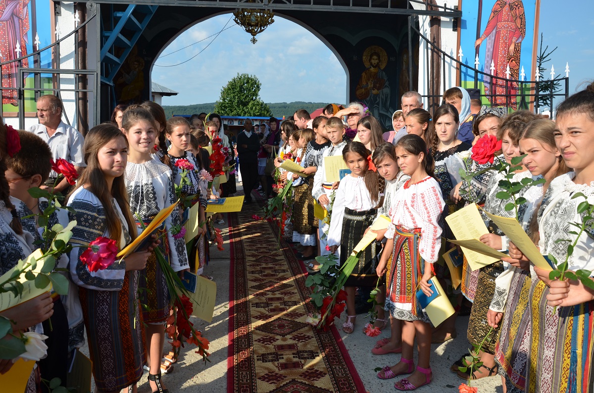 Sfânta Liturghie, slujba de sfinţire şi Taina Botezului, săvârşite de IPS Mitropolit Teofan în Parohia Vâlcica - Tătăruşi