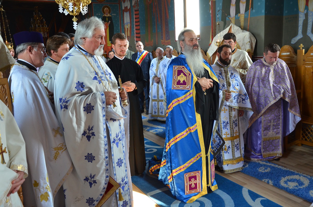 Sfânta Liturghie, slujba de sfinţire şi Taina Botezului, săvârşite de IPS Mitropolit Teofan în Parohia Vâlcica - Tătăruşi