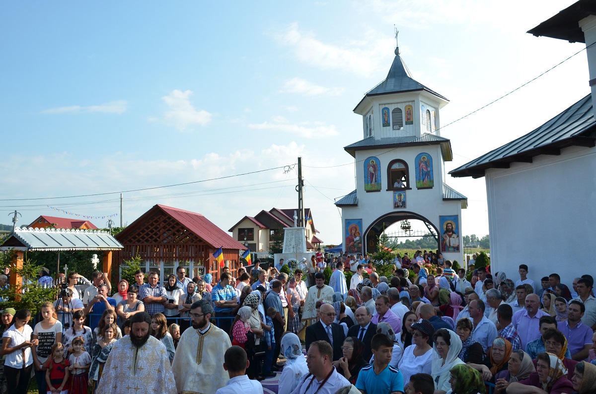 Sfânta Liturghie, slujba de sfinţire şi Taina Botezului, săvârşite de IPS Mitropolit Teofan în Parohia Vâlcica - Tătăruşi