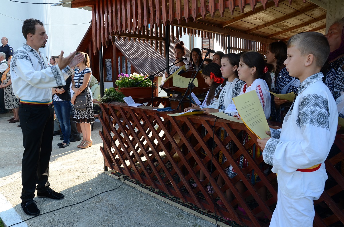 Sfânta Liturghie, slujba de sfinţire şi Taina Botezului, săvârşite de IPS Mitropolit Teofan în Parohia Vâlcica - Tătăruşi