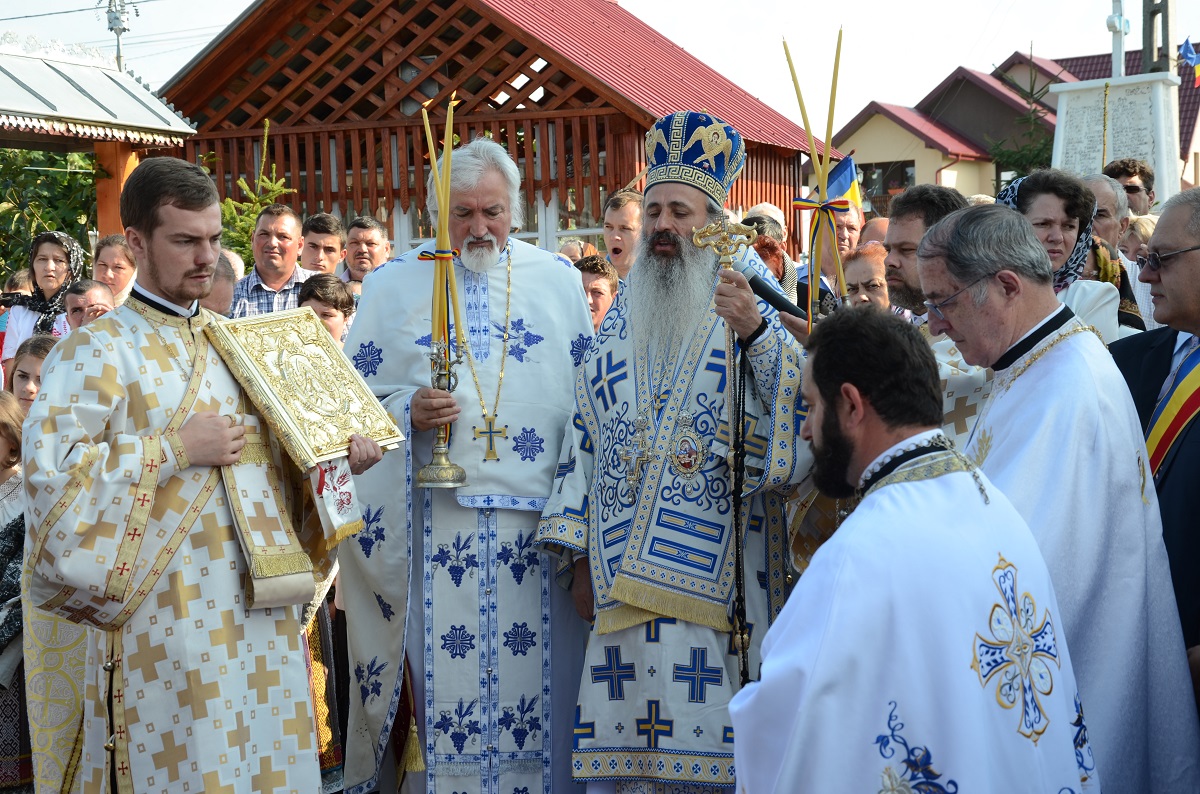 Sfânta Liturghie, slujba de sfinţire şi Taina Botezului, săvârşite de IPS Mitropolit Teofan în Parohia Vâlcica - Tătăruşi