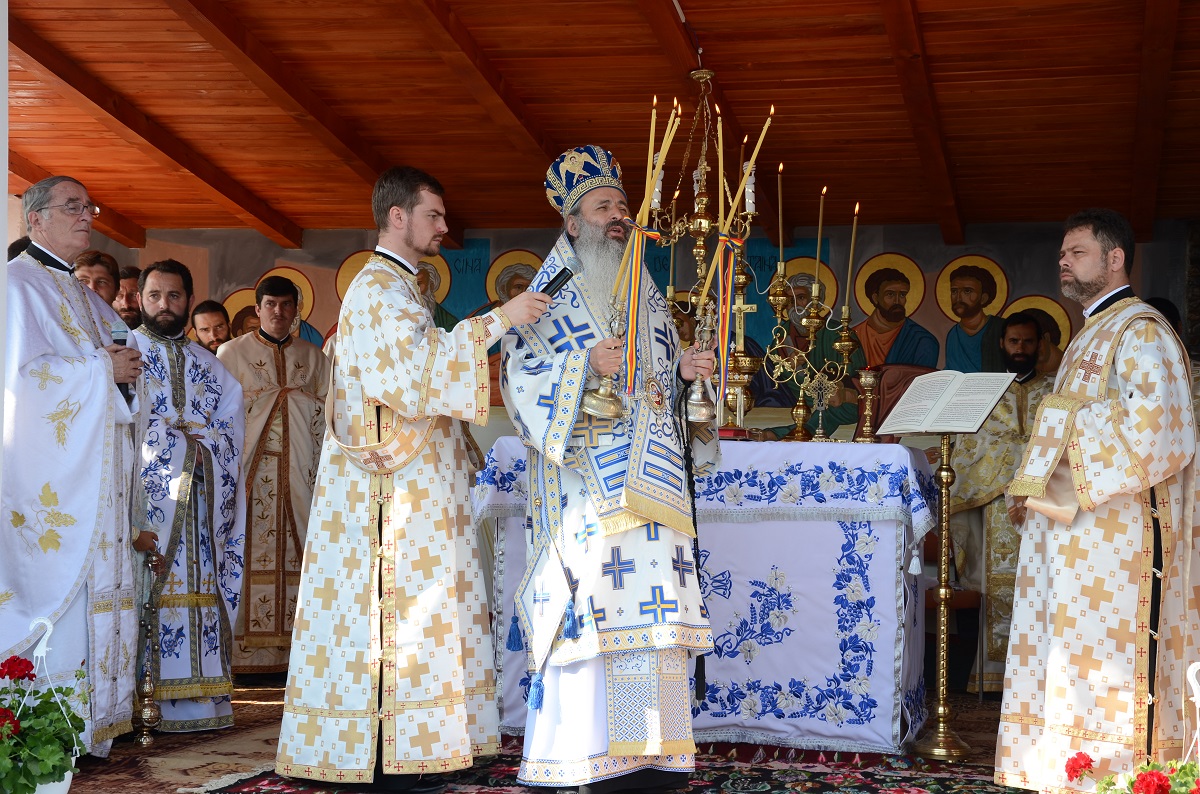 Sfânta Liturghie, slujba de sfinţire şi Taina Botezului, săvârşite de IPS Mitropolit Teofan în Parohia Vâlcica - Tătăruşi