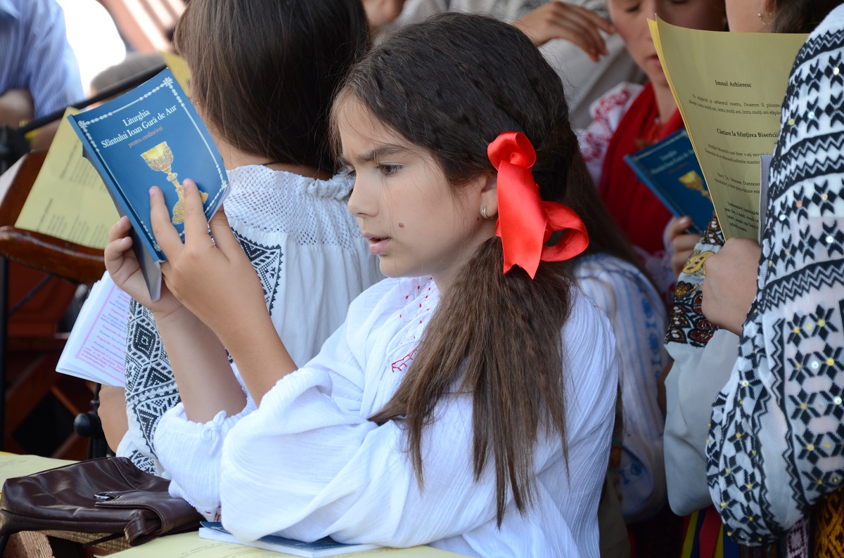 Sfânta Liturghie, slujba de sfinţire şi Taina Botezului, săvârşite de IPS Mitropolit Teofan în Parohia Vâlcica - Tătăruşi