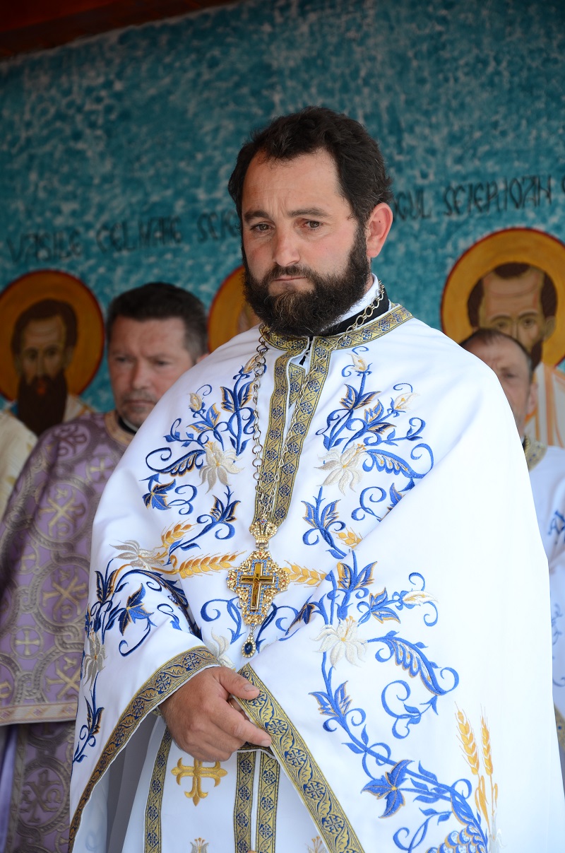 Sfânta Liturghie, slujba de sfinţire şi Taina Botezului, săvârşite de IPS Mitropolit Teofan în Parohia Vâlcica - Tătăruşi