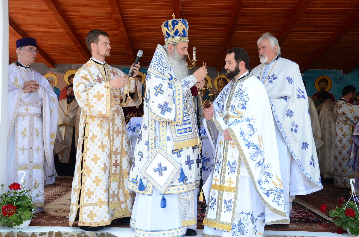 Sfânta Liturghie, slujba de sfinţire şi Taina Botezului, săvârşite de IPS Mitropolit Teofan în Parohia Vâlcica - Tătăruşi