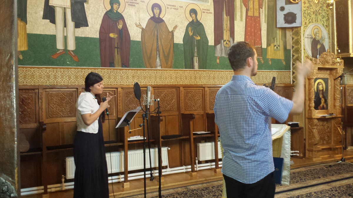 CD conţinând cântările Dumnezeieştii Liturghii, la „Altarul din Poiana liniştii“