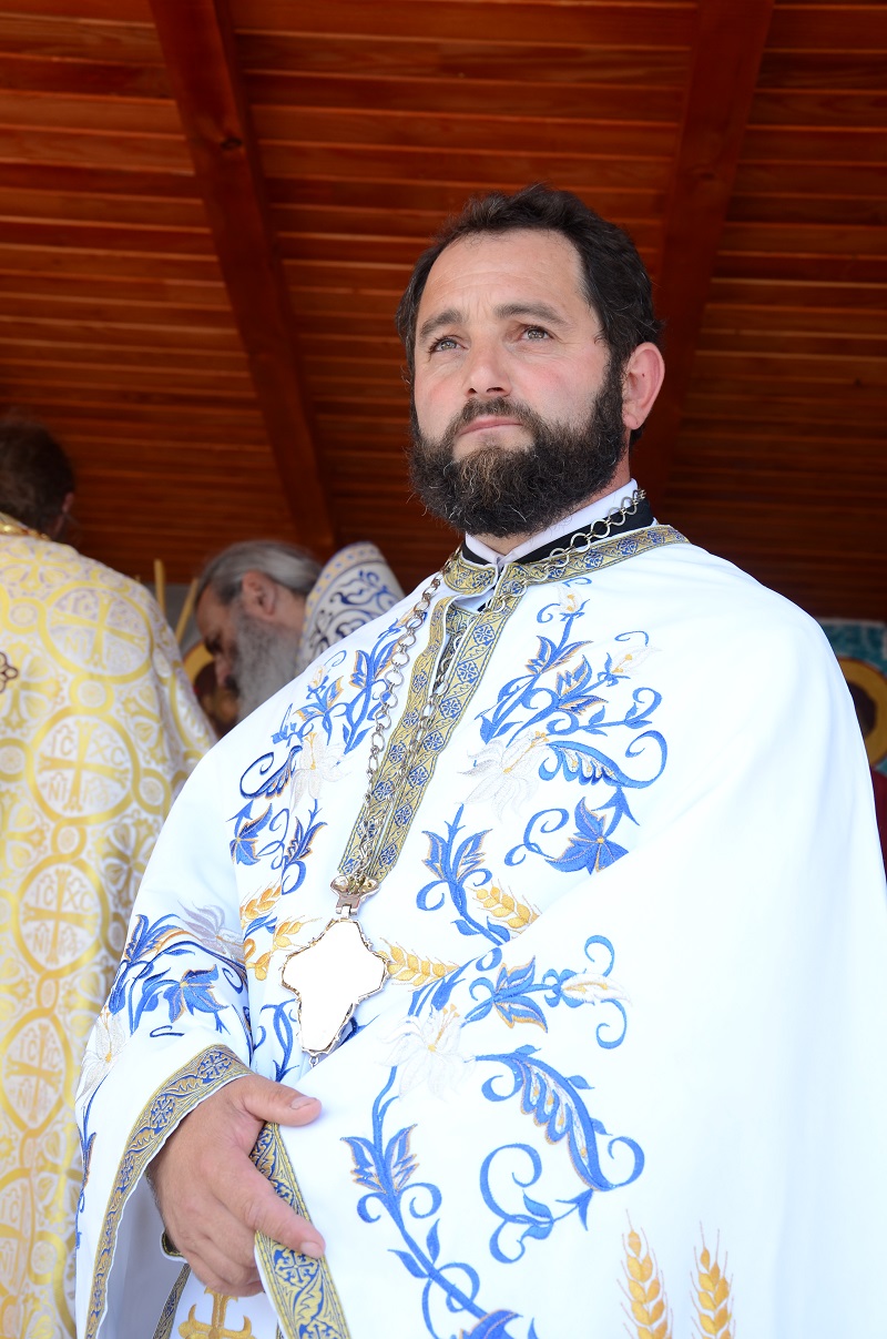 Sfânta Liturghie, slujba de sfinţire şi Taina Botezului, săvârşite de IPS Mitropolit Teofan în Parohia Vâlcica - Tătăruşi