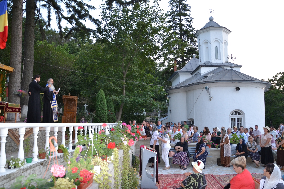 Doi ierarhi, la hramul Mănăstirii Bistriţa
