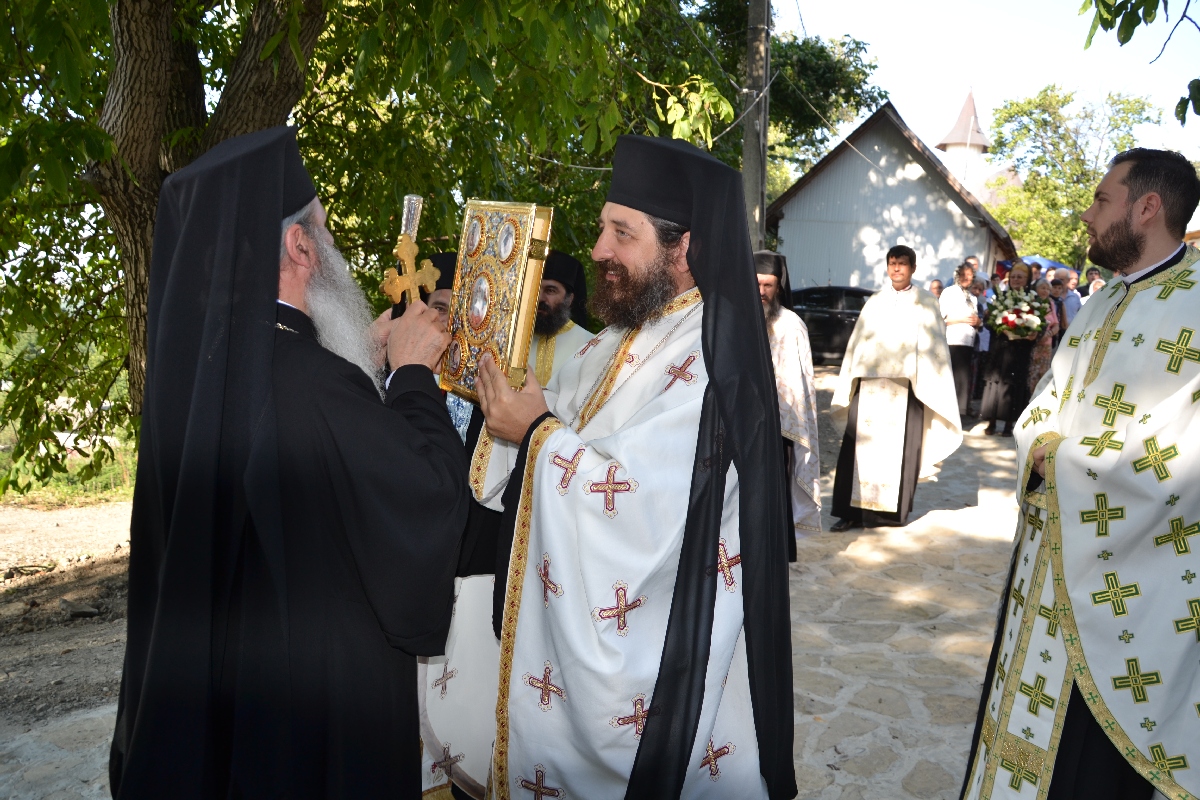 Doi ierarhi, la hramul Mănăstirii Bistriţa