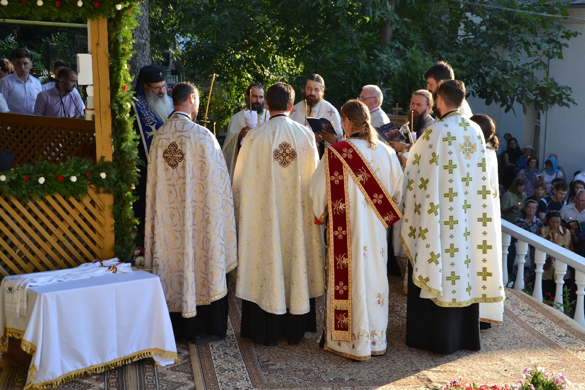 Doi ierarhi, la hramul Mănăstirii Bistriţa