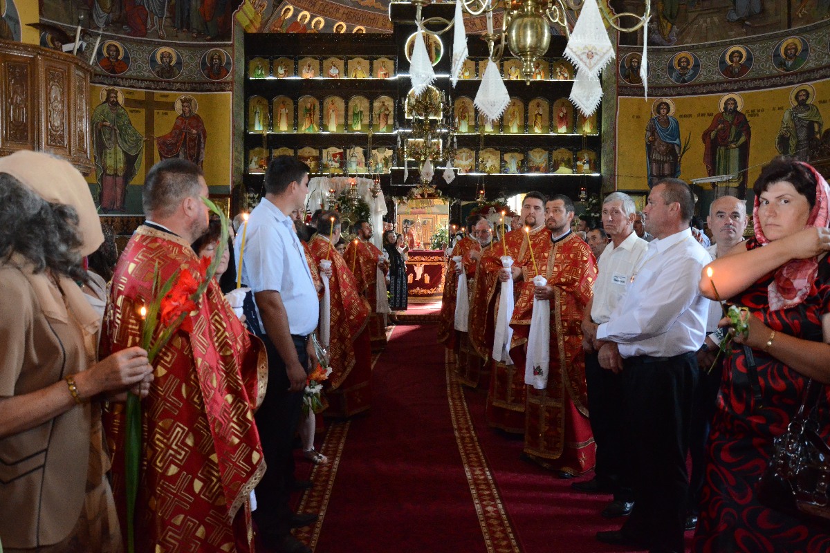 Biserica Parohiei Filioara - Agapia, resfinţită de IPS Mitropolit Teofan (GALERIE FOTO) Biserica Parohiei Filioara - Agapia, resfinţită de IPS Mitropolit Teofan (GALERIE FOTO)