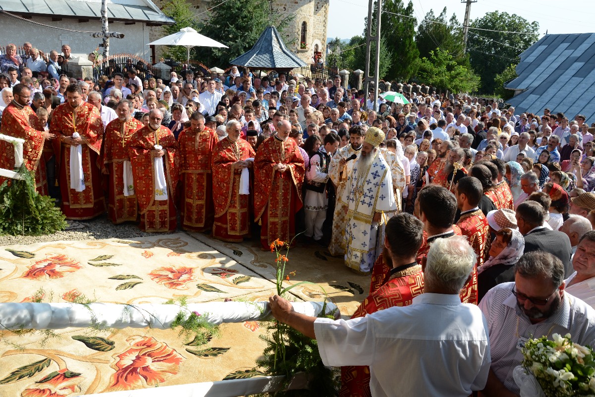 Biserica Parohiei Filioara - Agapia, resfinţită de IPS Mitropolit Teofan (GALERIE FOTO) Biserica Parohiei Filioara - Agapia, resfinţită de IPS Mitropolit Teofan (GALERIE FOTO)