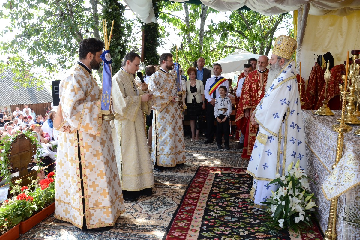 Hirotonia în preot a diaconului Constantin Florin Istrate Biserica Parohiei Filioara - Agapia, resfinţită de IPS Mitropolit Teofan (GALERIE FOTO)