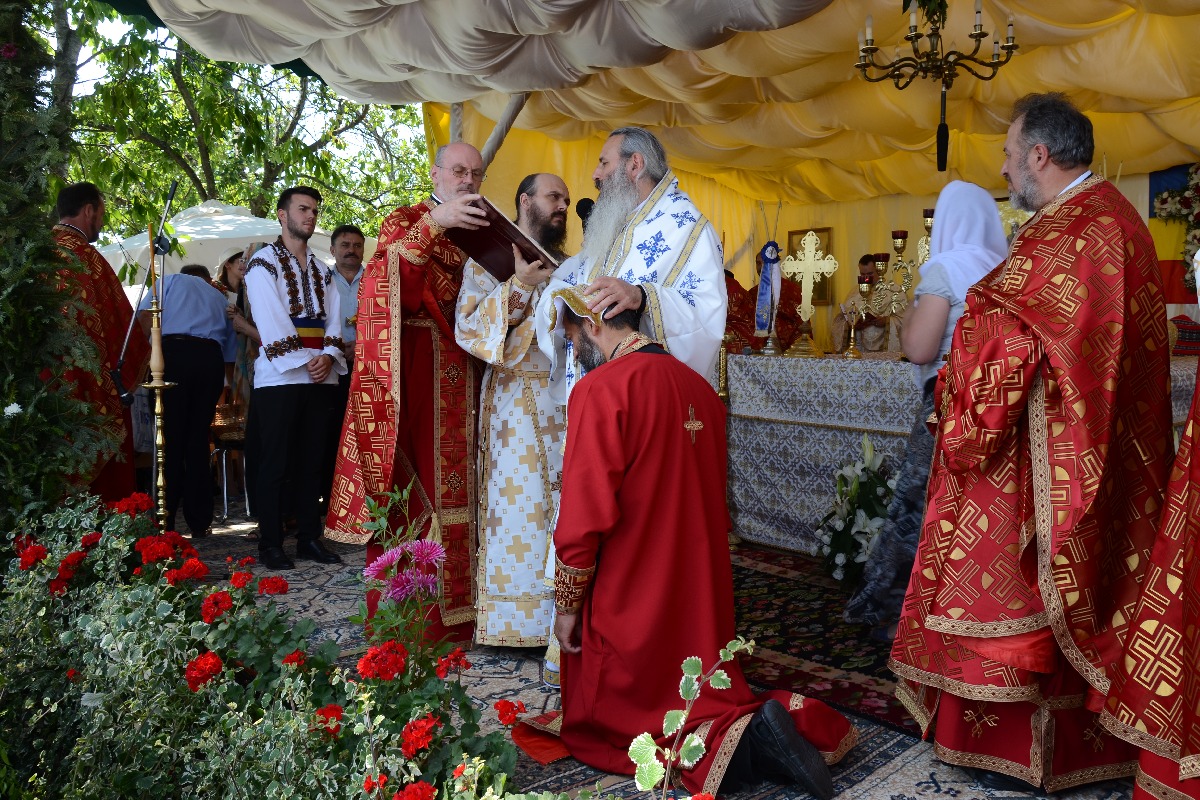 Preotul Dumitru Irina, parohul din Filioara, a fost hirotesit iconom stavrofor Biserica Parohiei Filioara - Agapia, resfinţită de IPS Mitropolit Teofan (GALERIE FOTO)