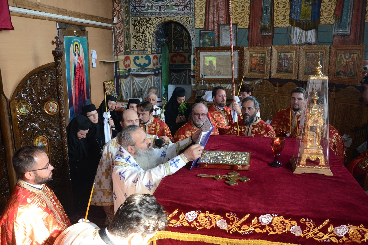 Biserica Parohiei Filioara - Agapia, resfinţită de IPS Mitropolit Teofan (GALERIE FOTO) Biserica Parohiei Filioara - Agapia, resfinţită de IPS Mitropolit Teofan (GALERIE FOTO)