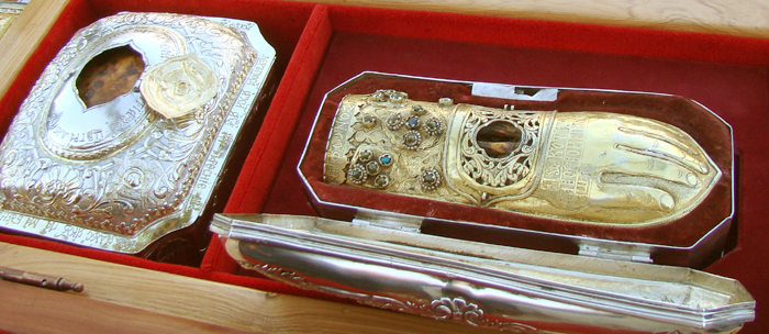 Capul şi o mâna din Moaştele Sfântului Nifon aflate la Catedrala Mitropolitană „Sfântul Dumitru” din Craiova