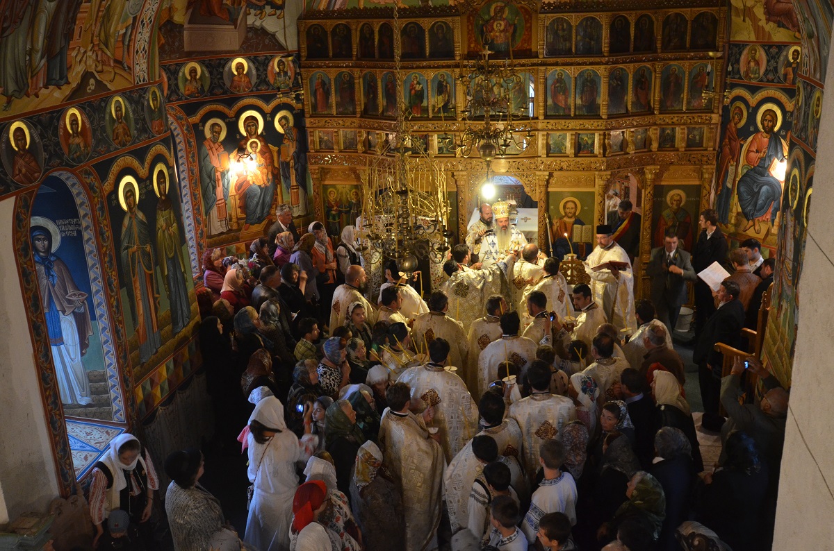 Biserica din Oşlobeni, resfinţită după ample lucrări de construcţie şi reabilitare