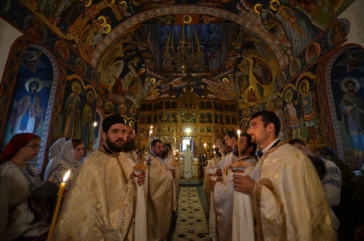 Biserica din Oşlobeni, resfinţită după ample lucrări de construcţie şi reabilitare