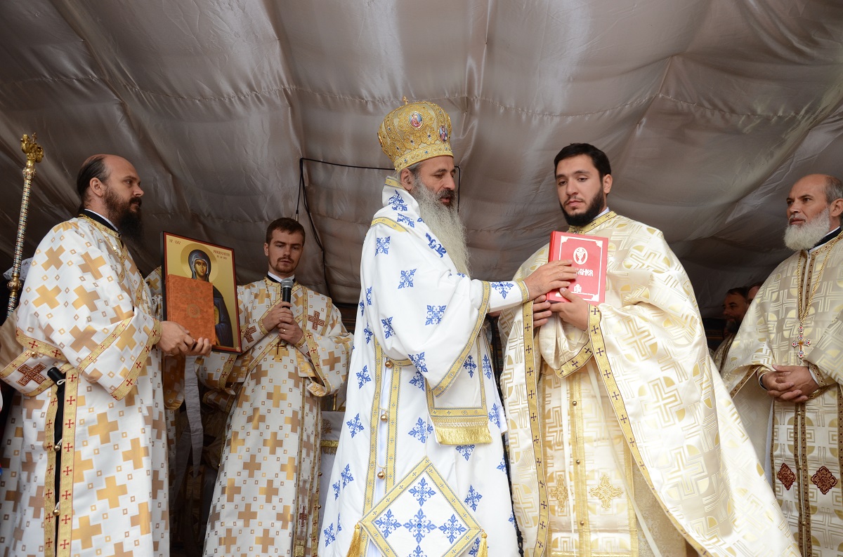 Biserica din Oşlobeni, resfinţită după ample lucrări de construcţie şi reabilitare