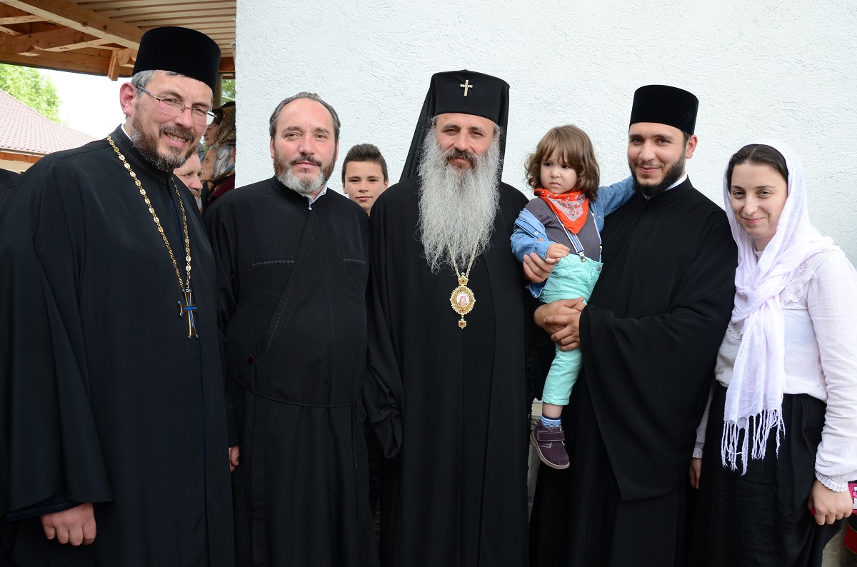 Biserica din Oşlobeni, resfinţită după ample lucrări de construcţie şi reabilitare