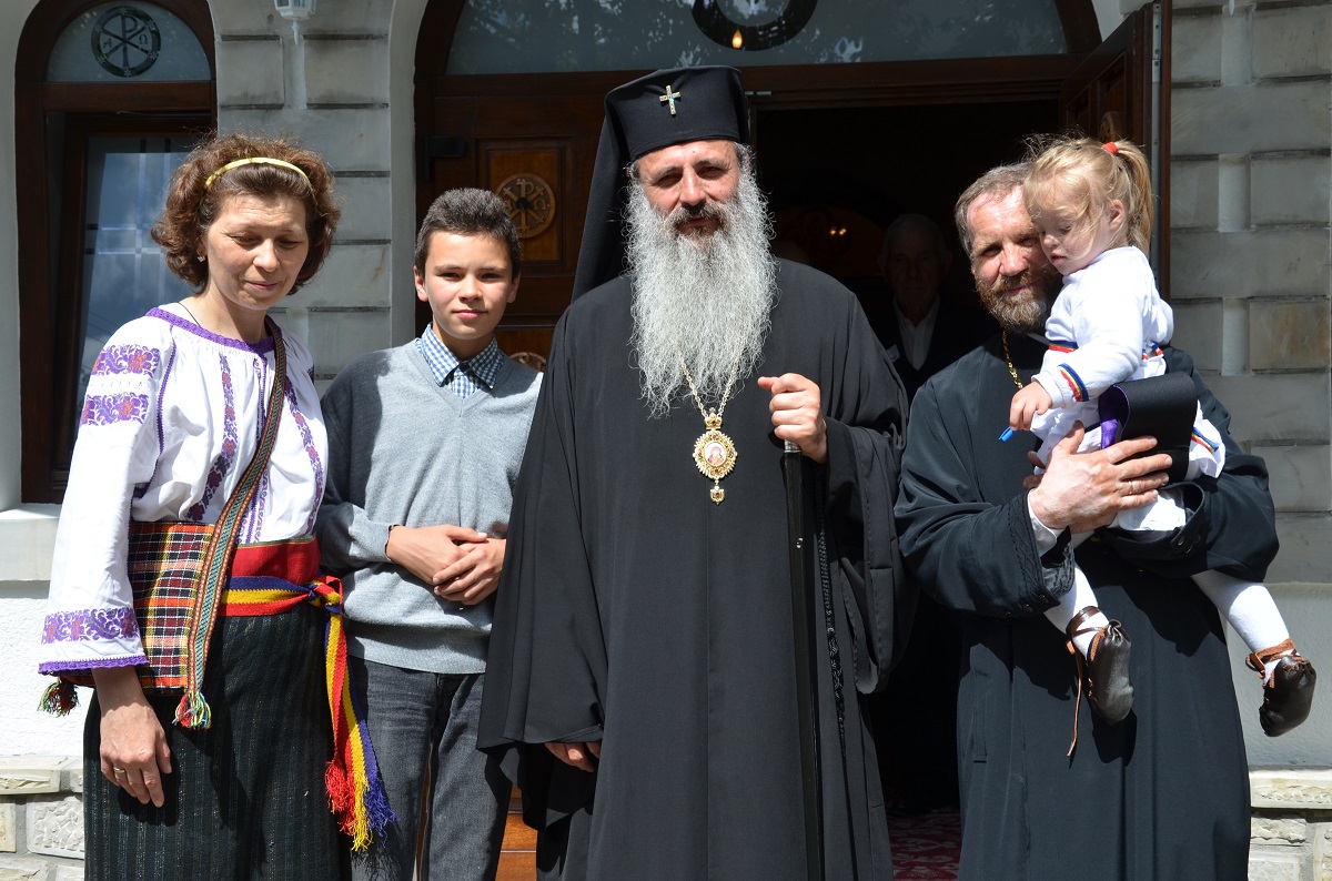 Biserica din Oşlobeni, resfinţită după ample lucrări de construcţie şi reabilitare