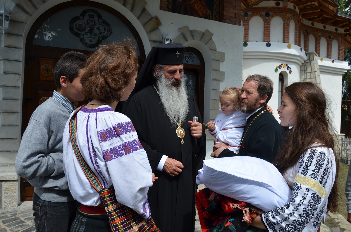 Biserica din Oşlobeni, resfinţită după ample lucrări de construcţie şi reabilitare