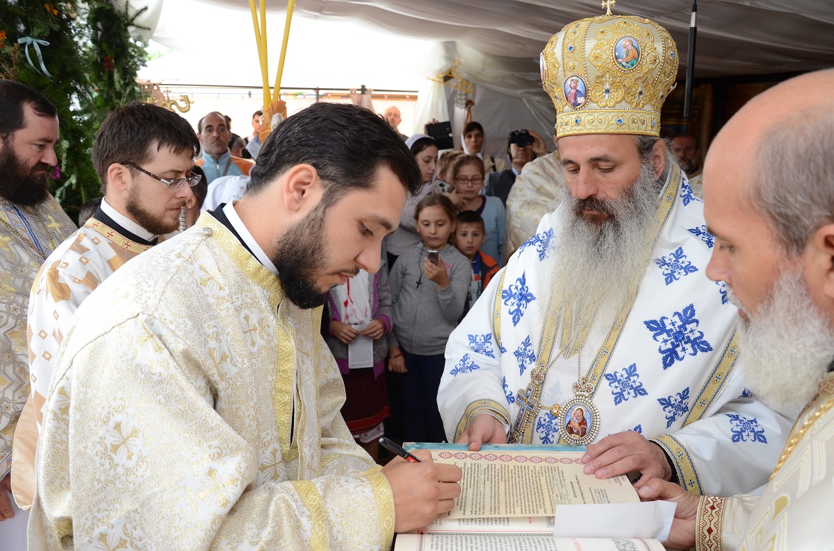 Biserica din Oşlobeni, resfinţită după ample lucrări de construcţie şi reabilitare