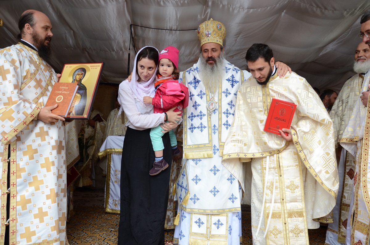 Biserica din Oşlobeni, resfinţită după ample lucrări de construcţie şi reabilitare