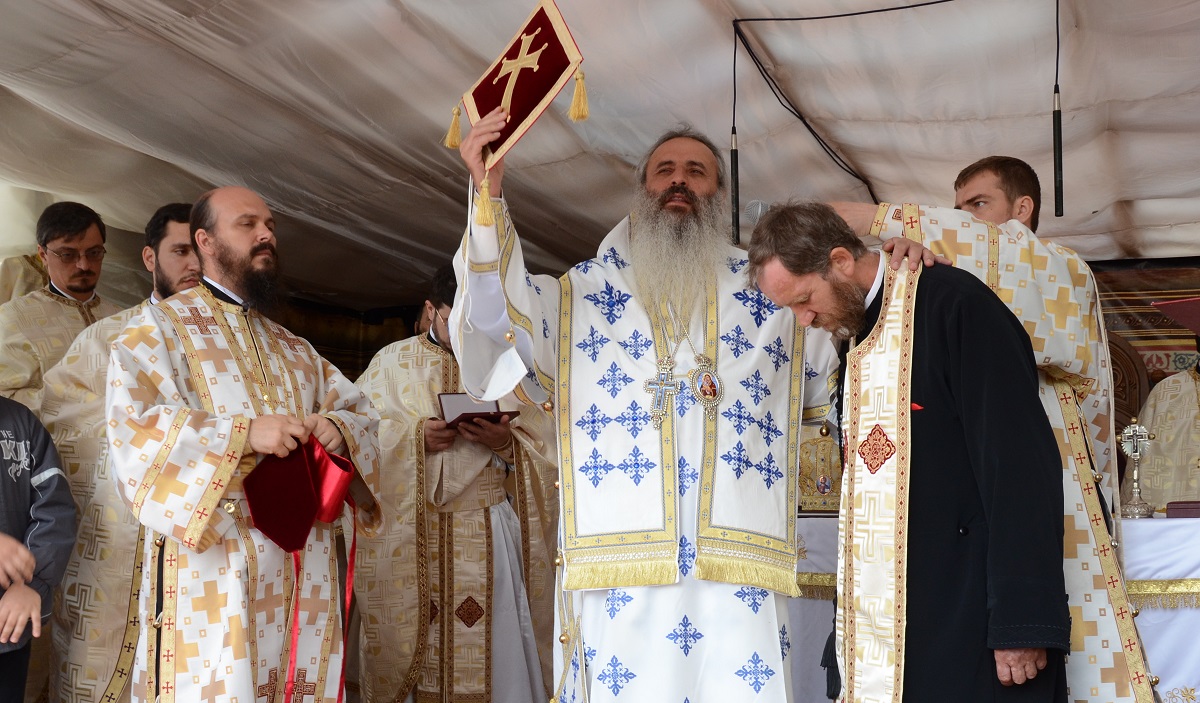 Biserica din Oşlobeni, resfinţită după ample lucrări de construcţie şi reabilitare