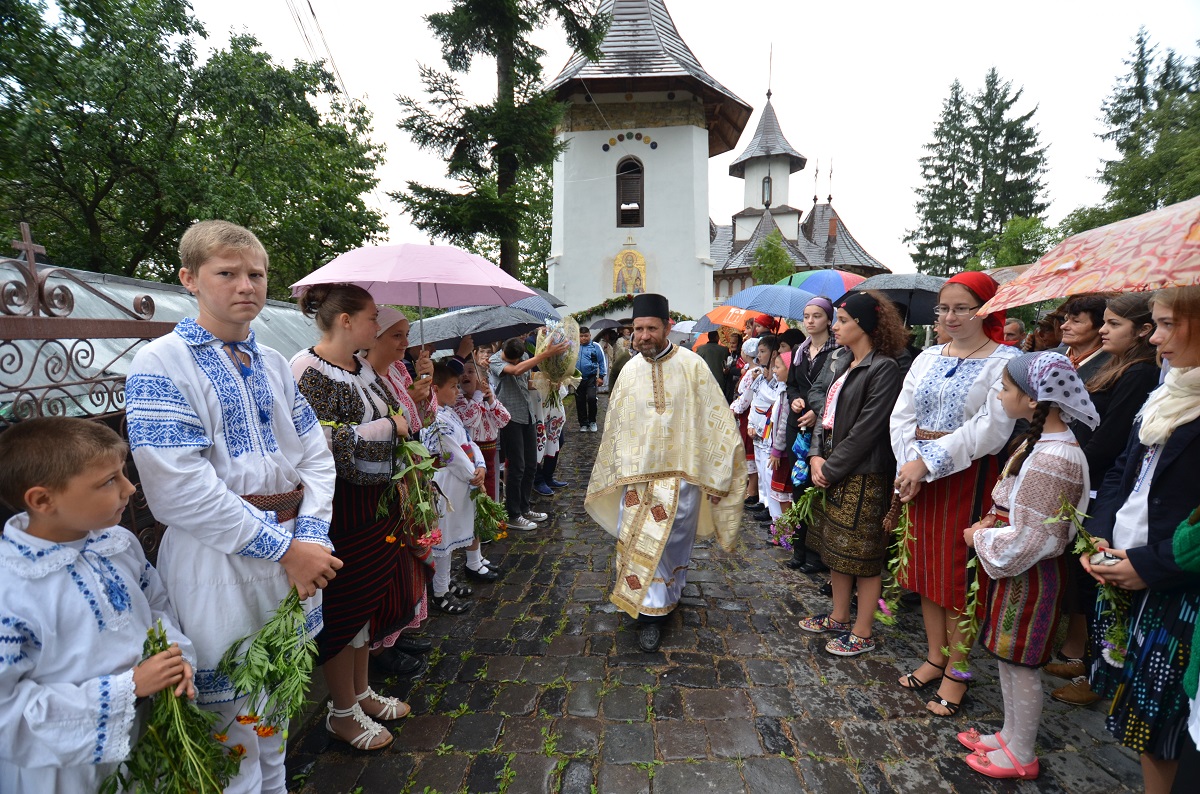 Biserica din Oşlobeni, resfinţită după ample lucrări de construcţie şi reabilitare