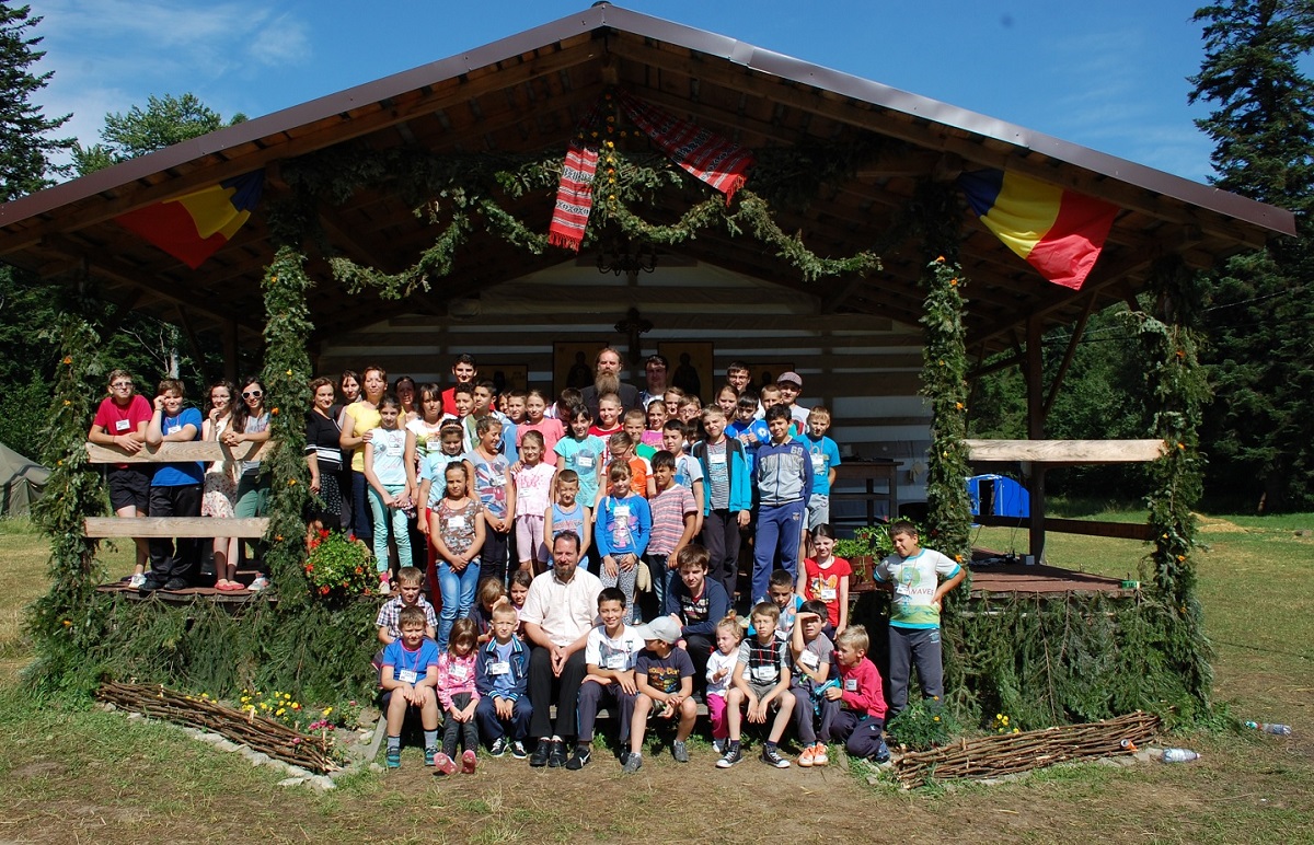 „În «poiana prieteniei» de la Nemţişor a înflorit «Bucuria credinţei»“