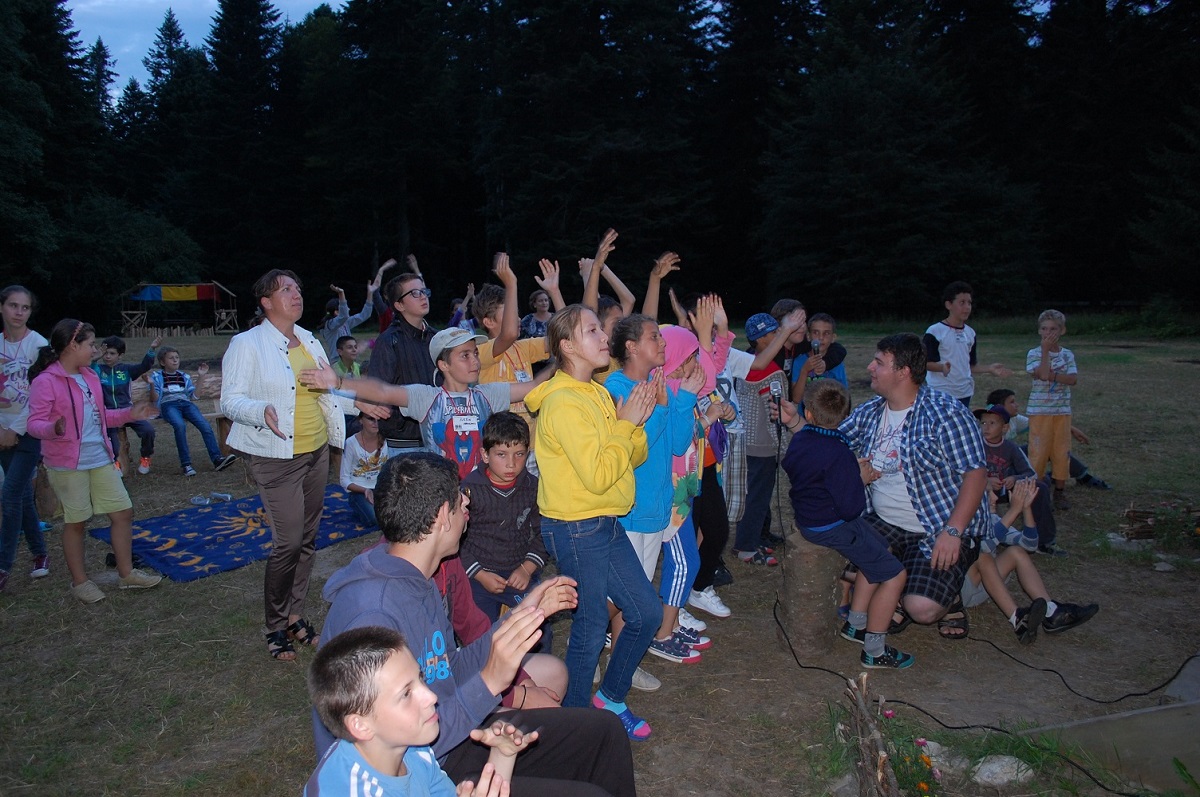 „În «poiana prieteniei» de la Nemţişor a înflorit «Bucuria credinţei»“