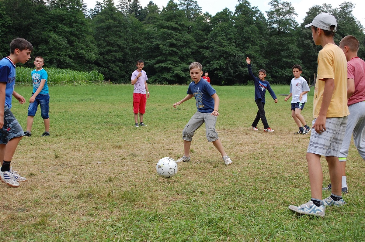 „În «poiana prieteniei» de la Nemţişor a înflorit «Bucuria credinţei»“