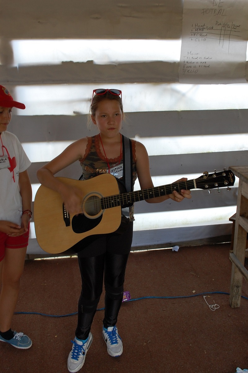 „În «poiana prieteniei» de la Nemţişor a înflorit «Bucuria credinţei»“