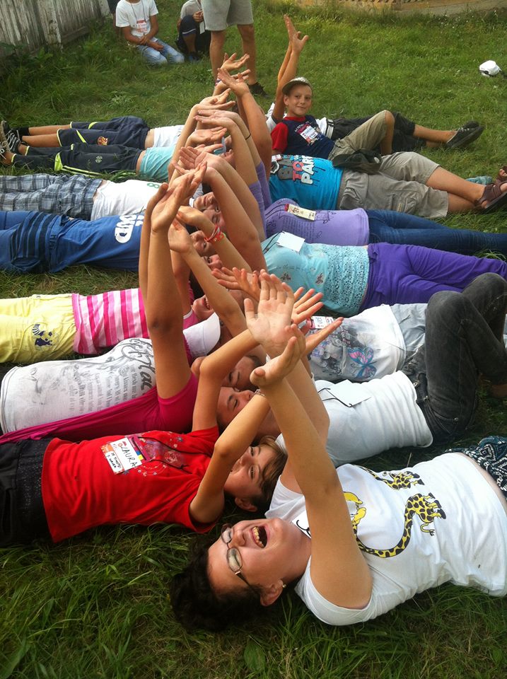 Ioan, Elena şi David - cei trei copii care au primit Taina Botezului în „Tabăra din pridvorul satului“