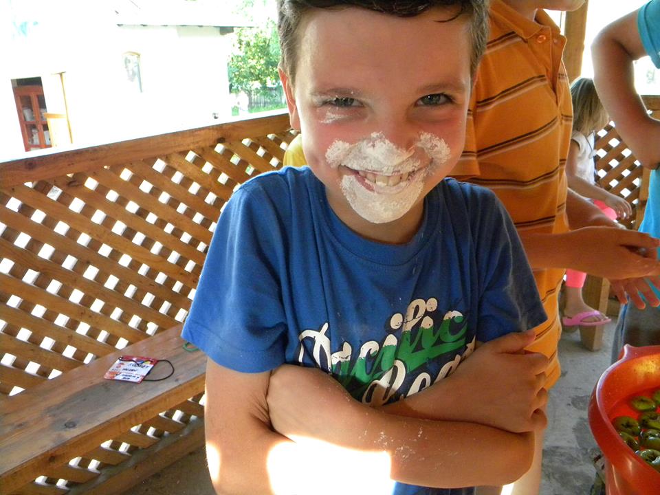 Ioan, Elena şi David - cei trei copii care au primit Taina Botezului în „Tabăra din pridvorul satului“