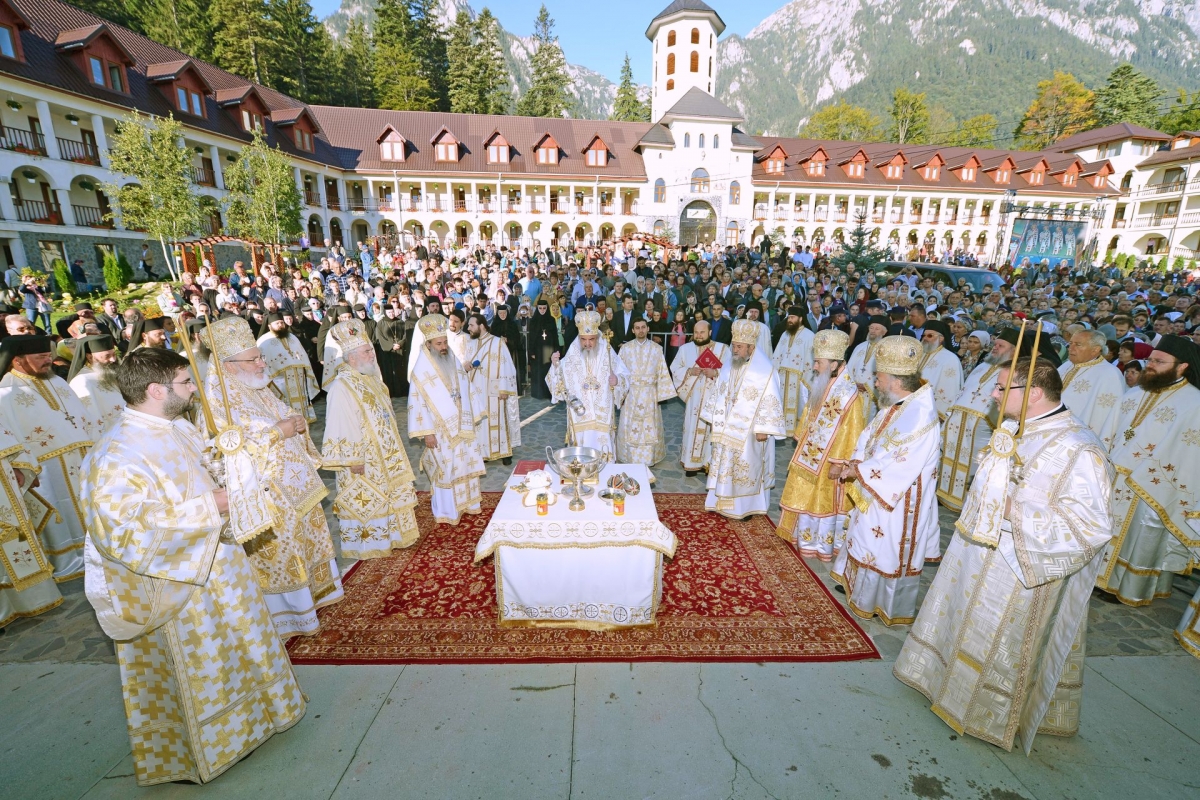 Mănăstirea Caraiman în haine de sărbătoare