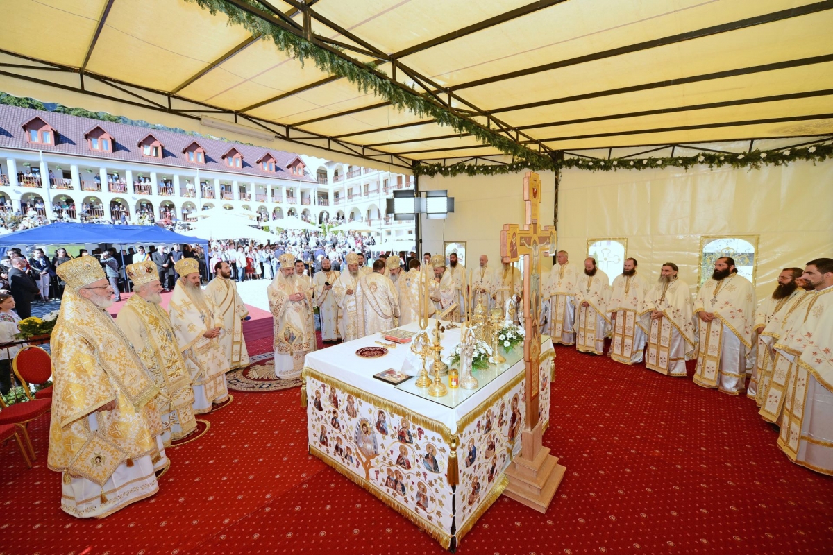 Mănăstirea Caraiman în haine de sărbătoare