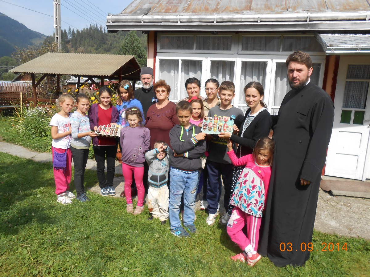 Copiii din două parohii nemţene au învăţat meşteşugul încondeierii ouălor