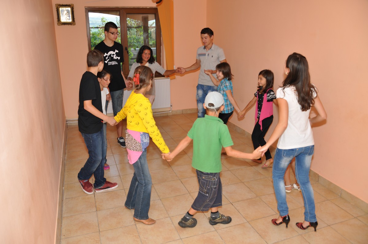 Activităţi pentru copii, în tinda bisericii din Cercu