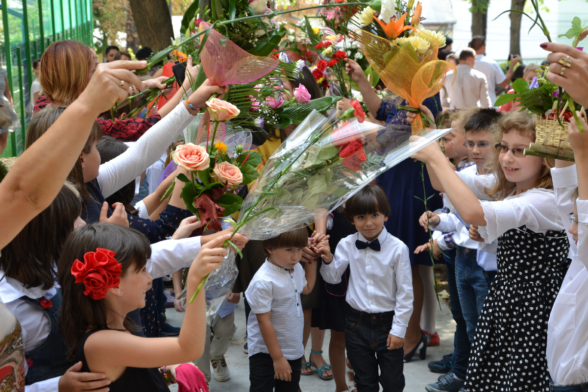 Deschiderea anului de învăţământ la Şcoala primară şi Gimnaziul „Varlaam“ (GALERIE FOTO)