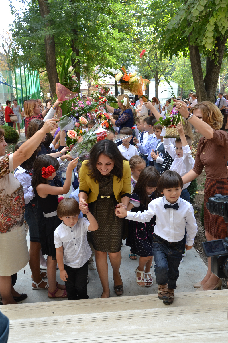 Deschiderea anului de învăţământ la Şcoala primară şi Gimnaziul „Varlaam“ (GALERIE FOTO)