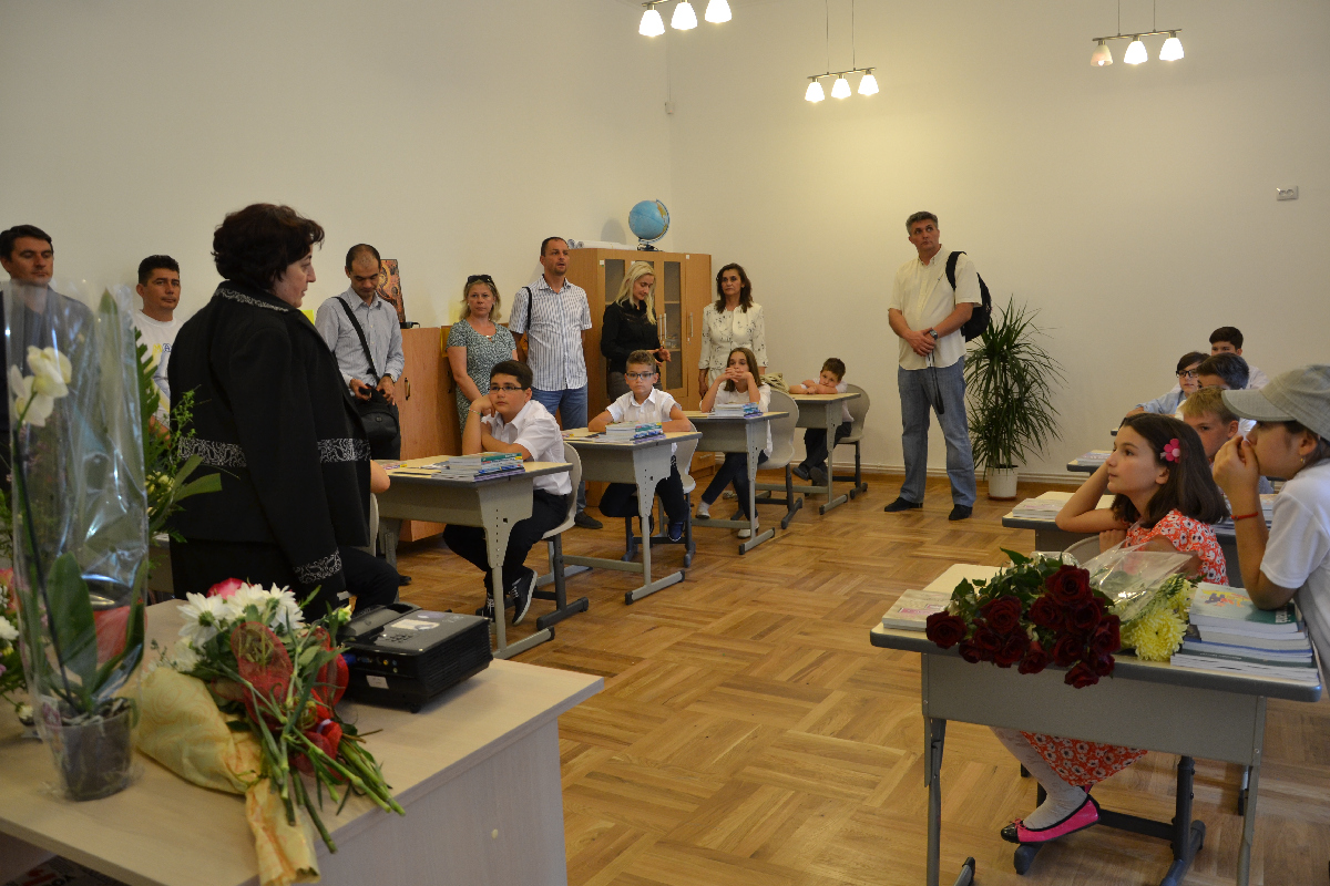 Deschiderea anului de învăţământ la Şcoala primară şi Gimnaziul „Varlaam“ (GALERIE FOTO)