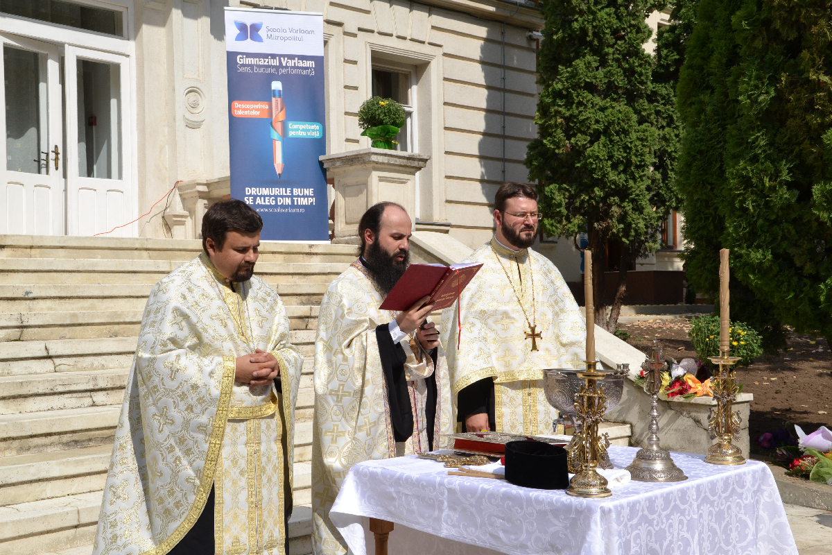 Deschiderea anului de învăţământ la Şcoala primară şi Gimnaziul „Varlaam“ (GALERIE FOTO)