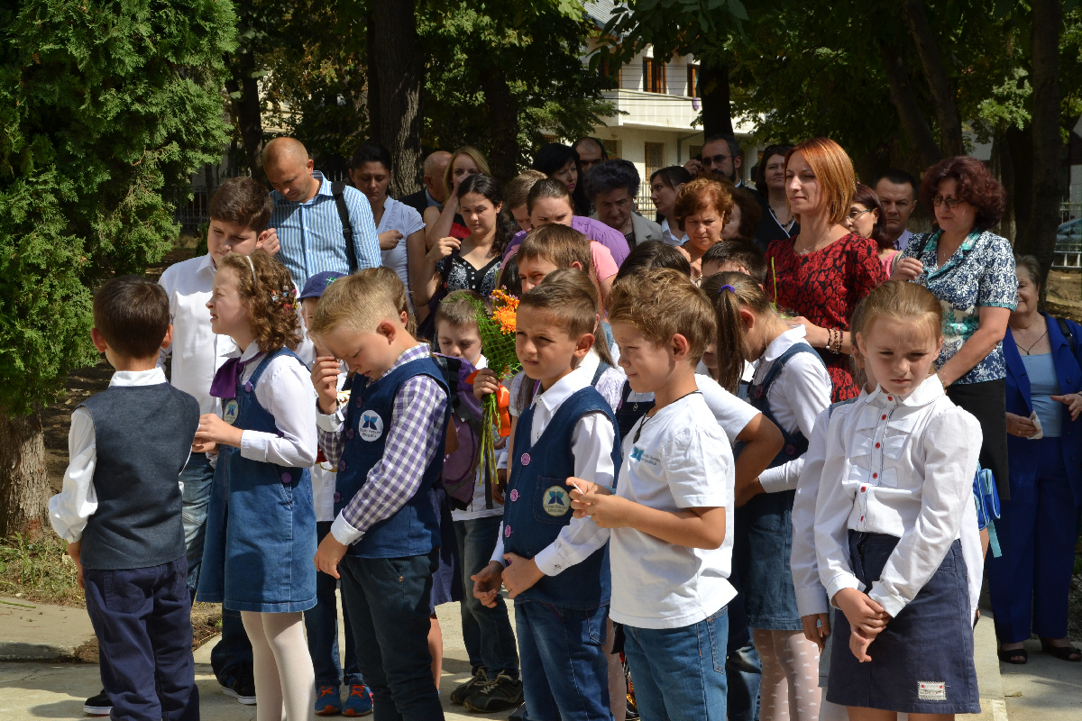 Deschiderea anului de învăţământ la Şcoala primară şi Gimnaziul „Varlaam“ (GALERIE FOTO)
