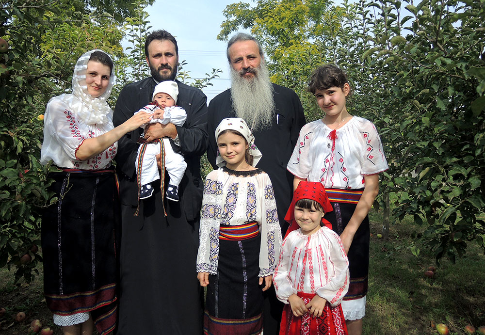 Sfințire de biserică și casă de prăznuire în satul Iazu-Nou